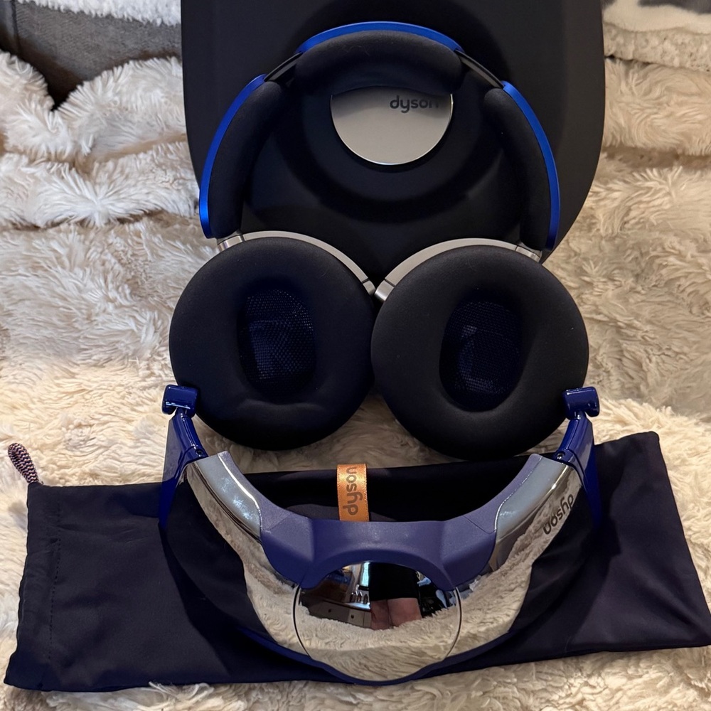 New Dyson Zone headphones with air purification with Quarter turn hard case - Picture 12 of 16